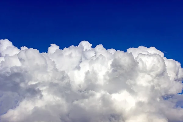 Fantastis putih awan terhadap langit musim panas biru . — Stok Foto