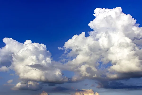 Fantastis putih awan terhadap langit musim panas biru . — Stok Foto