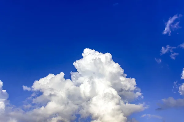 Fantastis putih awan terhadap langit musim panas biru . — Stok Foto