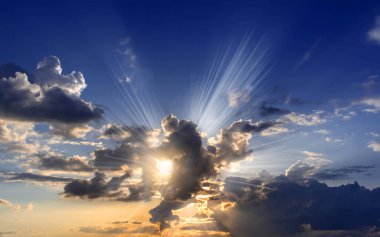 Gün batımında bulutlu dramatik bir gökyüzü. Yaz arkaplanı.