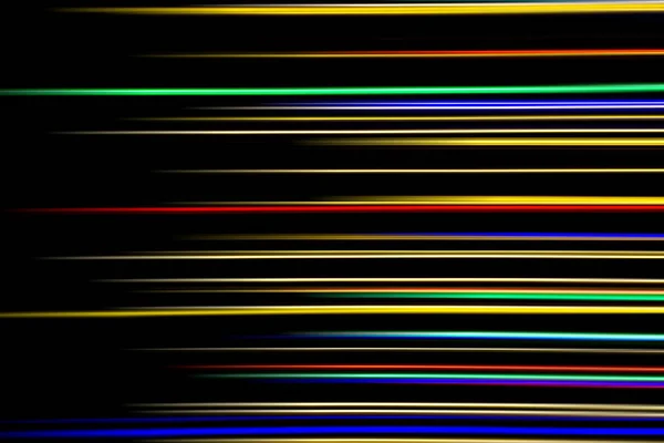 Horisontella flerfärgade ljusstrålar på en svart bakgrund. — Stockfoto