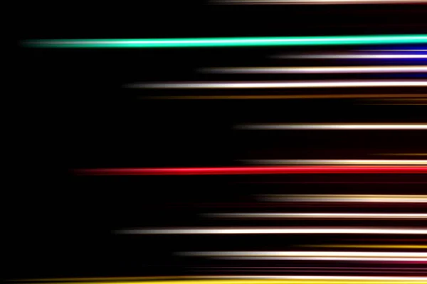 Horizontale mehrfarbige Lichtstrahlen auf schwarzem Hintergrund. — Stockfoto
