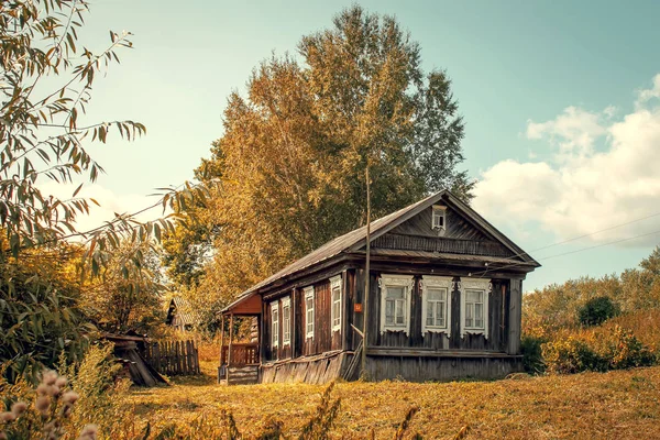 Vieille maison isolée dans un village en Russie. Style rétro . — Photo