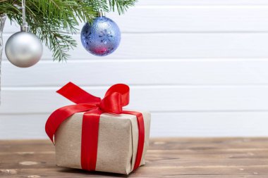 Noel ağacının altında hediye kutuları. Noel arka plan.