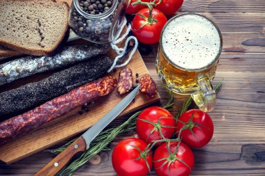 Ev yapımı sosis barbeküsü. Piknik menüsü. Şenlikli yemekler. Oktoberfest.