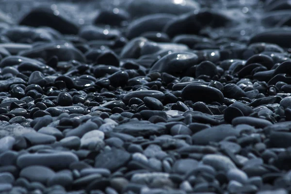 Морские камни на берегу. Утро на прекрасном море . — стоковое фото
