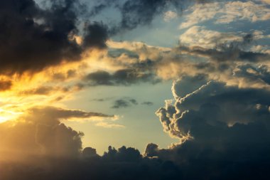 Yaz aylarında gün batımı gökyüzünde güzel bulutlar.