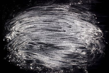 Un koyu bir masa arka plan üzerine serpilir. Mutfakta bir tabak veya menü için.