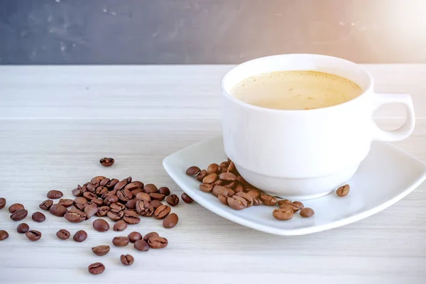 Кофе в чашке и кофе в зернах, изолированные распространение на белом фоне . — стоковое фото