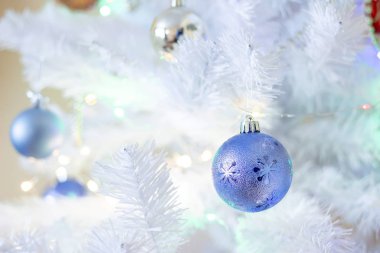 Mavi top gümüş noel ağacı asılı, arka plan olarak iyi.