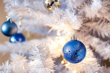 Mavi top gümüş noel ağacı asılı, arka plan olarak iyi.