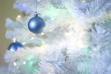 Mavi top gümüş noel ağacı asılı, arka plan olarak iyi.