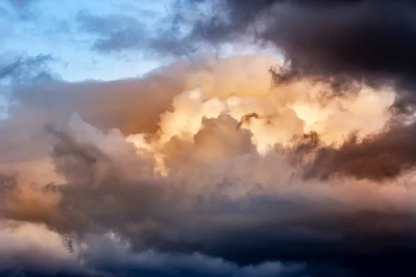 Belo pôr do sol com nuvens em muitas cores . — Fotografia de Stock