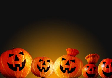 Koyu turuncu arka planda Halloween kabak baş jakı.