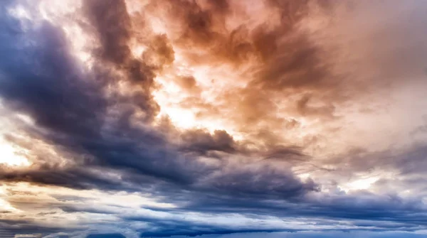Belo pôr do sol com nuvens em muitas cores . — Fotografia de Stock