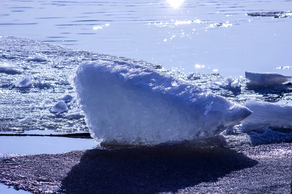 Großer Eisbrocken in der Wolga an einem Frühlingstag. — Stockfoto