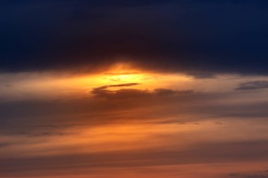 Ateşli turuncu gün batımı gökyüzü. Bulutlarla güzel gökyüzü.