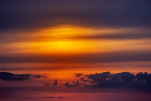 Eldig orange Sunset Sky. Vacker himmel med moln. — Stockfoto
