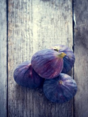 Eski ahşap arka planda taze incirler..