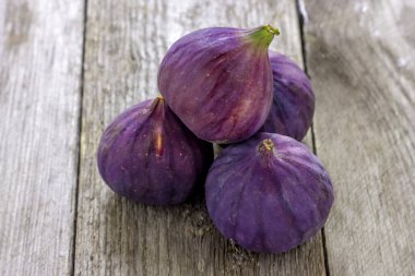 Eski ahşap arka planda taze incirler..