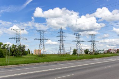 Manzaralı renkli yaz manzarasında yüksek voltaj direkleri, endüstriyel arka plan.