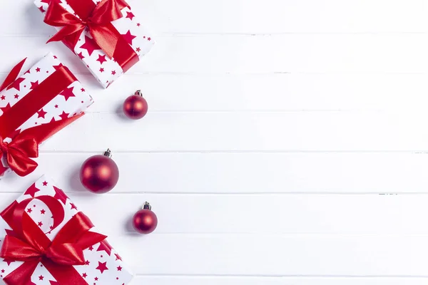 Kerstgeschenken en kerstversieringen op een witte houten achtergrond. Bovenaanzicht. Plat gelegd. Kopieer ruimte voor je tekst. — Stockfoto