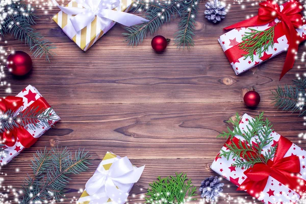 Presentes de Natal na mesa de madeira. Vista superior. Deitado. Espaço de cópia . — Fotografia de Stock