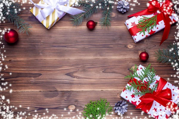 Cadeaux de Noël sur table en bois. Vue de dessus. Pose plate. Espace de copie . — Photo