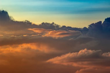 Gün batımında bulutlu dramatik bir gökyüzü. Doğa bileşimi. Yaz arkaplanı