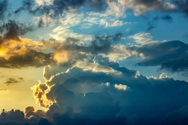 Céu Dramático Com Nuvens Pôr Sol Composição Natural Fundo Verão — Fotografia de Stock