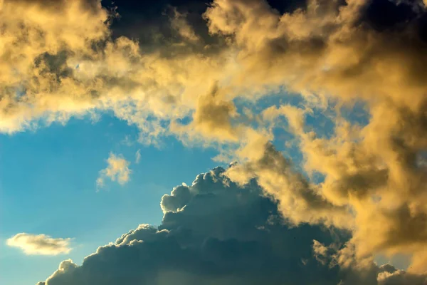 Céu Dramático Com Nuvens Pôr Sol Composição Natural Fundo Verão — Fotografia de Stock