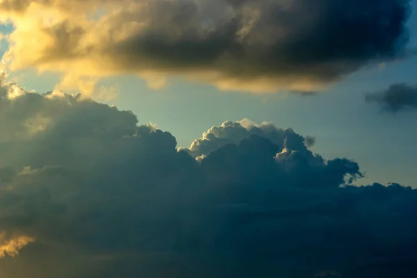 Céu Dramático Com Nuvens Pôr Sol Composição Natural Fundo Verão — Fotografia de Stock