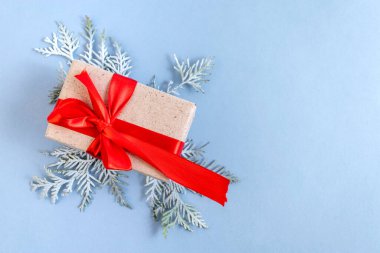 Yeni yıl hediyesi, thuja 'nın dallarında yatıyor. Güzel Noel arkaplanı