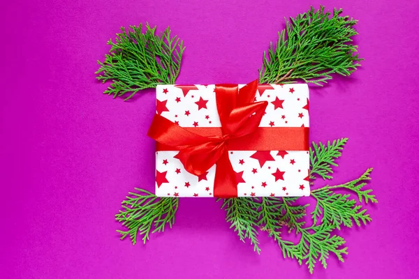 Het Geschenk Voor Het Nieuwe Jaar Ligt Takken Van Thuja — Stockfoto