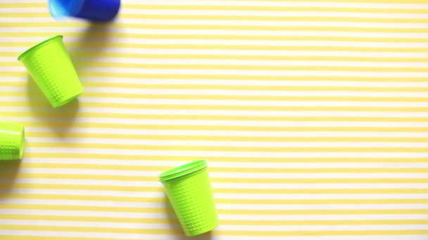 Multi-colored plastic cups falling from above. — Stock Video