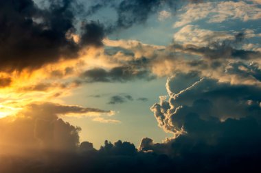 Gün batımında bulutlu dramatik bir gökyüzü. Doğa bileşimi. Yaz arkaplanı