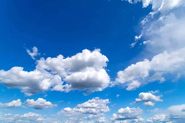 Langit Biru Dengan Awan Putih Latar Belakang Indah — Stok Foto