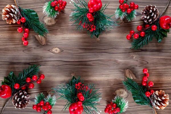 Décoration Noël Avec Branches Pin Cônes Baies Rouges Vue Dessus — Photo