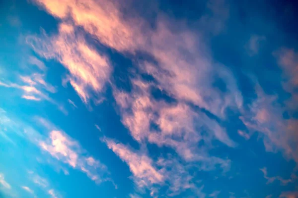 Блакитне Драматичне Небо Червоними Хмарами Вранці — стокове фото