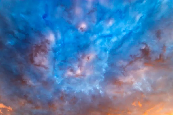 Ein Mystischer Himmel Der Morgendämmerung Der Wie Eine Galaxie Aussieht — Stockfoto