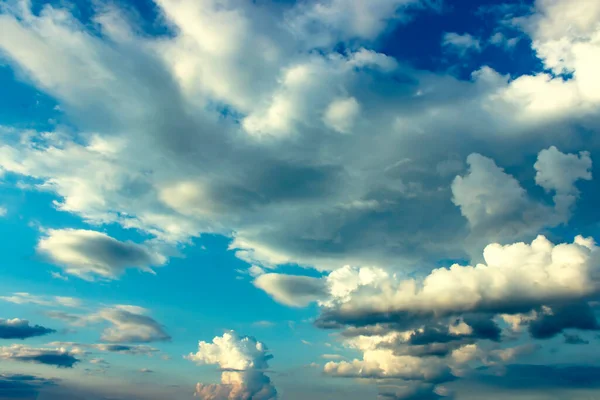 Langit Biru Dengan Awan Putih Hari Yang Cerah — Stok Foto