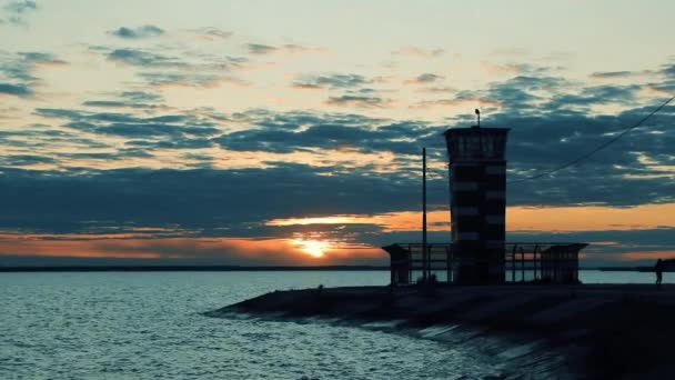 Deniz Fenerinin Güzel Manzarası Gün Batımında Bir Deniz Fenerinin Silueti — Stok video