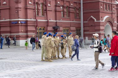 MOSCOW - 14 Temmuz 2019: İnsanlar yazın Moskova, Rusya 'da Kızıl Meydan' ı ziyaret eder. Kızıl Meydan ve Kremlin Moskova 'nın bir numaralı turistik ilgi odağı. Moskova şehir merkezinin güzel güneşli manzarası.
