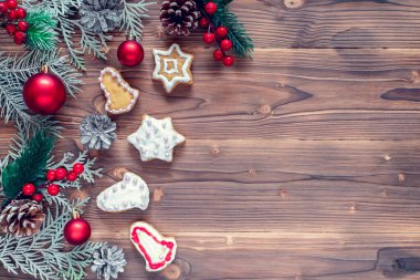 Noel tatili için ahşap arka planda kurabiyeli Noel süslemesi..