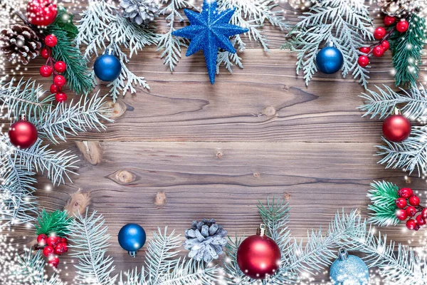 Decoração Natal Com Ramos Abeto Com Uma Bola Vermelha Azul — Fotografia de Stock