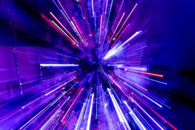 Neon ışıklarının dokusu uzun pozlu. Gelecekte seyahat etmek. Tatil için ışıklandırma