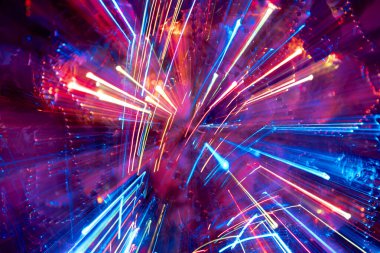 Neon ışıklarının dokusu uzun pozlu. Gelecekte seyahat etmek. Tatil için ışıklandırma