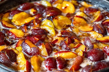 Şeker şuruplu tatlı erik reçeli bir tavada pişiyor.