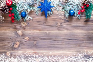 Kırmızı ve mavi toplu ladin dallarıyla Noel süslemesi. Kış tatili hafif dekorasyonu