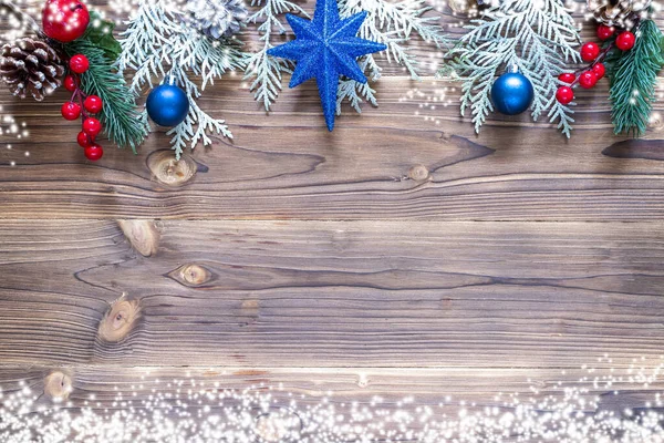 Kırmızı ve mavi toplu ladin dallarıyla Noel süslemesi. Kış tatili hafif dekorasyonu